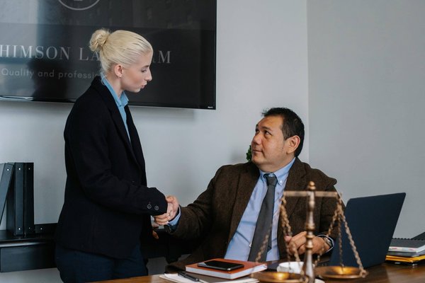 Quelle est la manière idéale de porter des jupes longues en automne ?